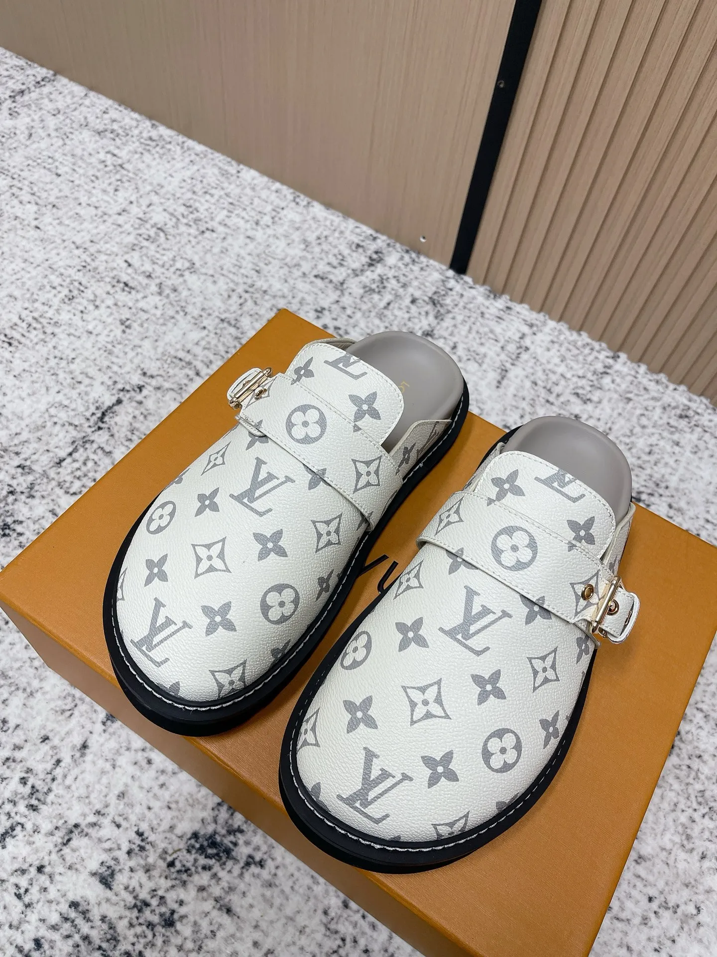[L Family] P: 460💰 Size: 35-46 (female 40.41, male 45 46 custom-made) Top version Louis vuitton Lv new couple Birkenstock slippers. Cute and cute, not too good on the feet. Simple and high-end slingback design. Ready to wear and go. Good news for lazy people. Imported cowhide leather upper/imported old calico. Original hardware buckle, original molded high-density foam outsole.